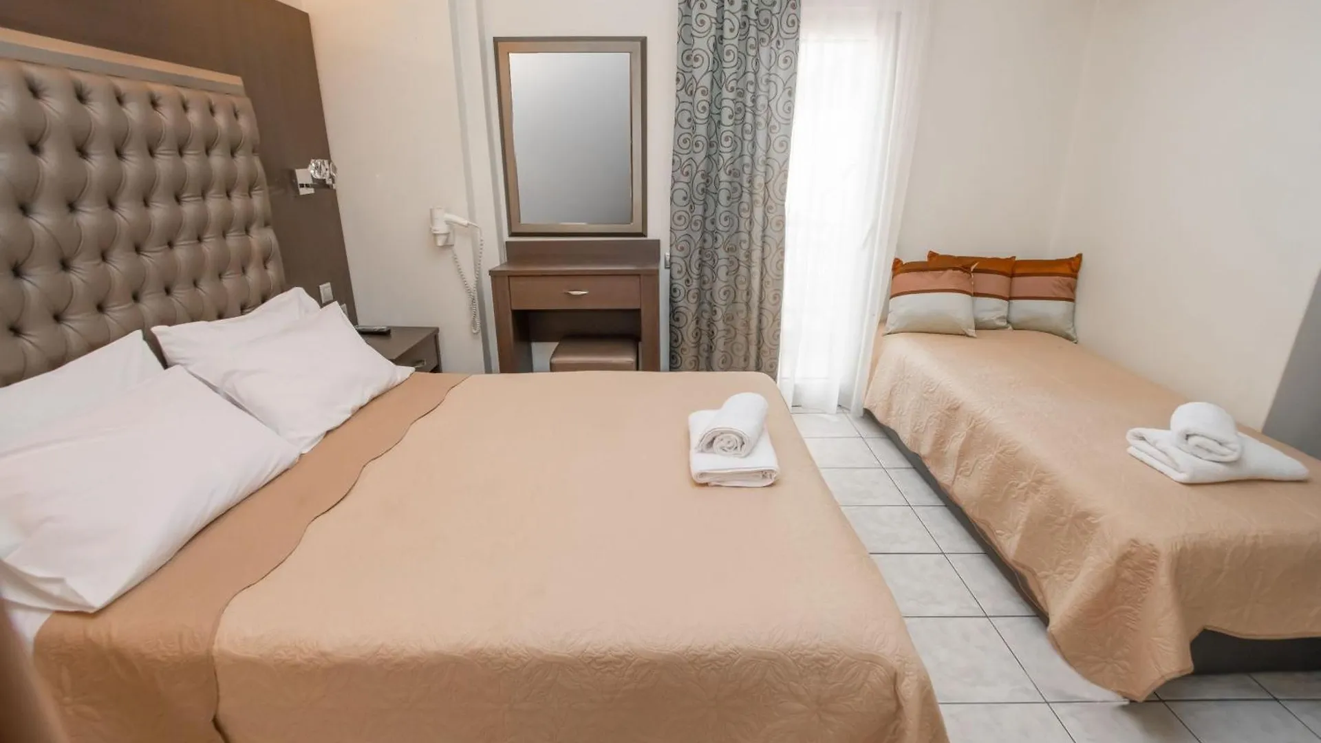 **  Peraía Hotel Avra יוון